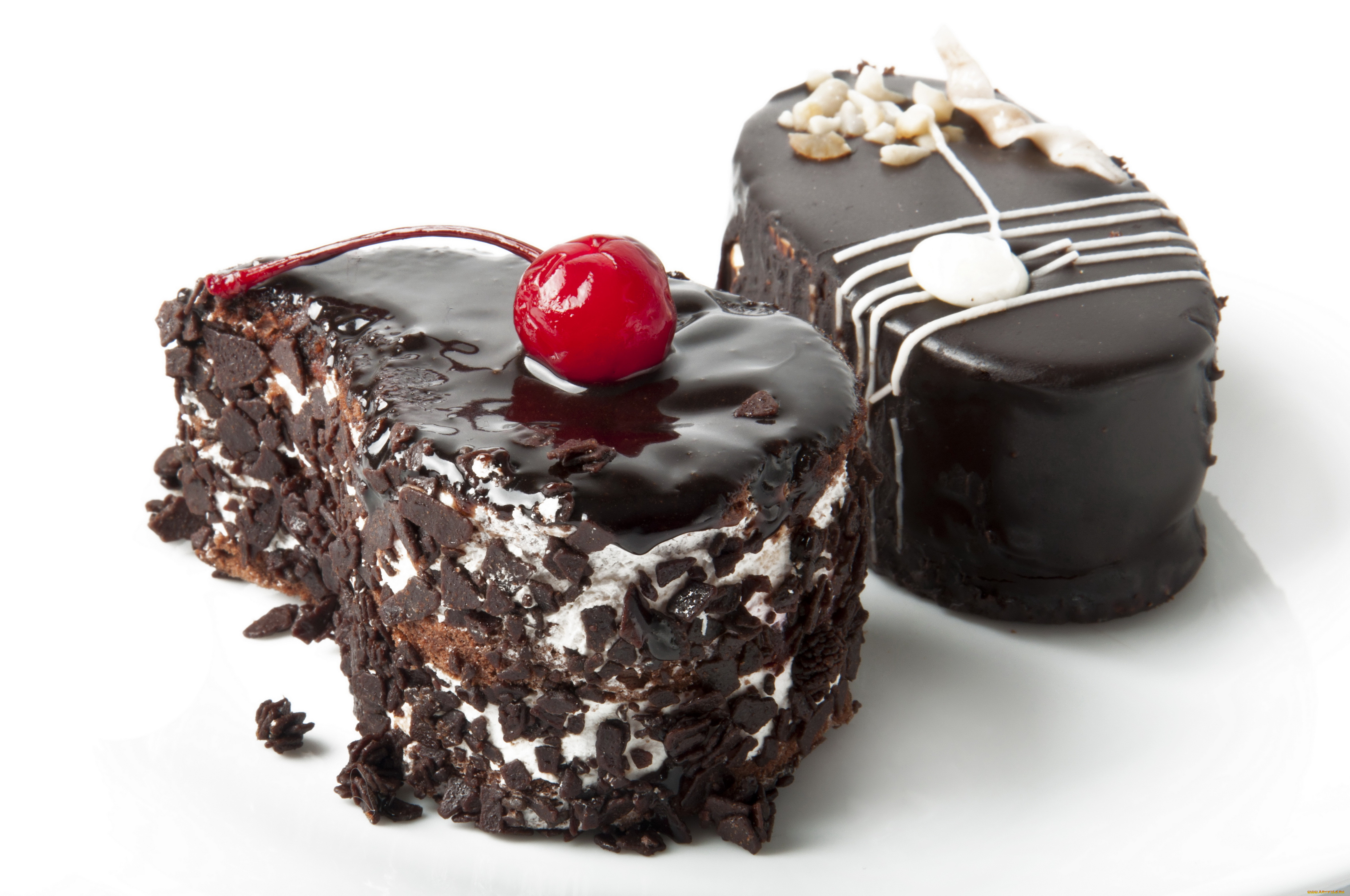 Пирожное в шоколаде. Шоколадные торты и пирожные. Пирожное с шоколадной глазурью. Шоколадный торт на белом фоне. Пирожные на белом фоне.
